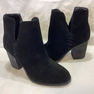 NWT STEVE MADDEN “SOYNA” BLACK SUEDE PERFORATED ANKLE BOOTIES SZ 6M $129